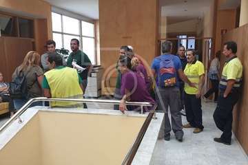 Los afectados por el retraso en el pago de las nóminas municipales exigen cobrar (Foto TA)